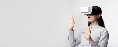 Sanal gerçeklik kulaklığı takan bir kadın sanal dünyadaki bir şeye dokunmak için ellerini uzattığında şaşırır..