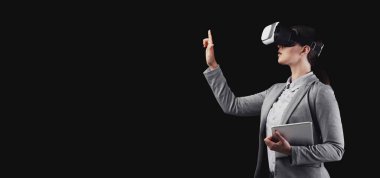 Yenilik. Görünmez Düğmeye Basan Görünmez Düğme Siyah Stüdyo Arkaplanı Üzerinde Sanal Gerçekliği Tecrübe Ediyor. Boş Boşluk