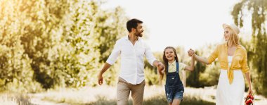 Mutlu aile yaz haftasonu pikniğine kırsalda gidiyor. Son olarak, Açık hava. Panorama, Boşluğu Kopyala