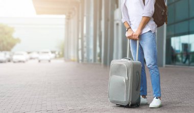 Transfer bekleniyor. Tanımlanamayan Adam Bavul, Kesilmiş Görüntü, Boş Boşluklu Panorama ile Havalimanı Terminali 'nin yanında duruyor