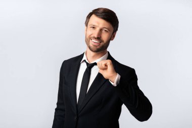 İş Başarısı. Kendine güvenen işadamı Beyaz Stüdyo arka planda ayakta Kendini Thumbs İşaret. Izole