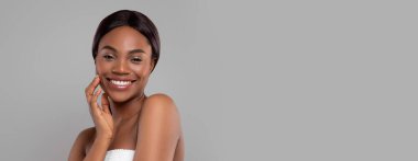 Gri arka planda izole edilmiş, kaplıca işlemlerinden sonra mükemmel yumuşak tenli mutlu siyah bayan, kopyalama alanı. Vücut bakımı, tedavi ve güzellik merkezi