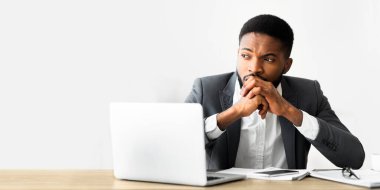 Düşünceli Afrikalı girişimci işyerinde gergin oluyor, iş stratejisinde emin değil