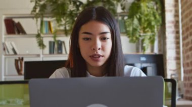 Asyalı kızın laptoptaki görüntüsünü kapat.