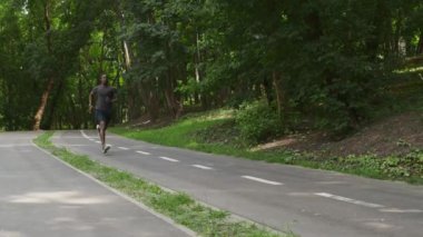 Aktif siyahi sporcu eğitimi, boş şehir parkında koşmak