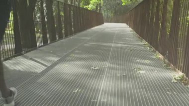 Sportif yaşam tarzı. Aktif Afro-Amerikan bir adam. Köprüde koşuyor. Boş bir parkta.