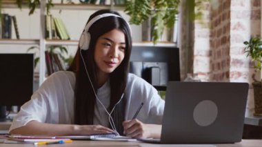 Çevrimiçi eğitim kavramı. Asyalı öğrenci ders teması, dizüstü bilgisayarda video semineri.