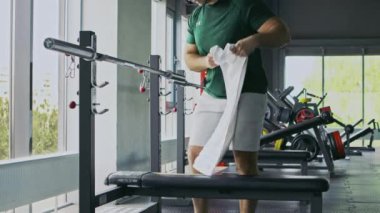 Egzersizden önce halter tezgahına havlu koyan adam, kişisel hijyen konsepti, yavaş çekim