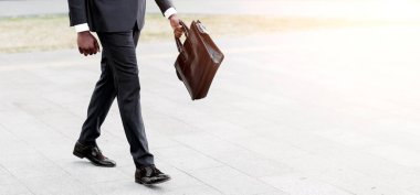 İş adamları. Şehir Bölgesinde Resmi Çantayla Yürüyen Tanımlanamayan Afro Adam. Kırpılmış, Boş Alan