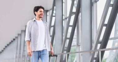 Seyahat konsepti. Havaalanında bagaj ile Bin yıllık turist, gelecekteki gezi, boş alan zevk