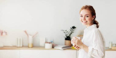 İşte mola. Kadın çalışan sabah kahvesini içiyor, masaya yaslanıyor, ekin ekiyor.