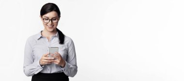 İş App. Mutlu İş Kadını Beyaz Stüdyo Arka Planda Duran Smartphone kullanma. Kopyalama Alanı