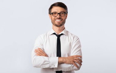 Gülümseyen neşeli iş adamı kameraya gülümseyen eller sarı arka planda kesişiyor. Stüdyo Çekimi, Boşluğu Kopyala