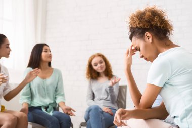 Destek Grubu. Mutsuz Afro-Amerikan Kadın Kadın Terapi Salonu 'nda Oturuyor. Seçici Odaklanma