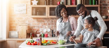 Tür siyah veliler nasıl sağlıklı yemek pişirmek için sevimli kızı öğretim, mutfak iç, kopya alanı