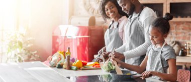 Güzel afrika vegan aile birlikte sağlıklı akşam yemeği yapma, kızı pişirme öğrenme, anne salata yapma, kopya alanı