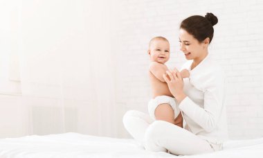 Koşulsuz aşk. Mutlu anne onun bebek evde, kopya alanı ile zaman zevk