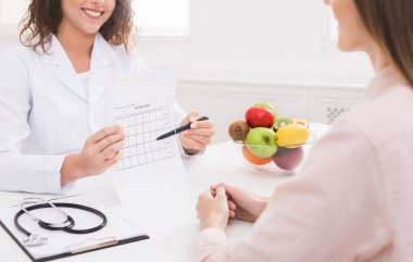 Kilo verme programı. Sağlıklı beslenme uzmanı, istemci için haftalık yemek planı yapıyor, kopyalama alanı