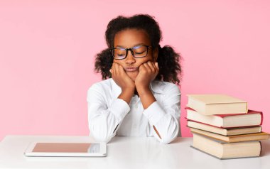 Gadgets Vs Kitaplar. Sad Afro Schoolgirl Tablet ve Kitap Yığını Sarı Studio Arka Plan Over Arasında Oturan.