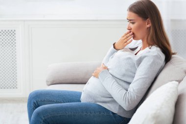 Sabah Hastalığı. Üzgün Hamile Kadın Hasta Hissediyor Ağzı Dokunuyor Evde Kanepede Oturuyor.