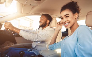 Genç Afrikalı-Amerikalı çift araba sürüş, otomobil ile birlikte seyahat