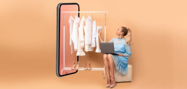 Çevrimiçi Kadın Alışverişi Bilgisayarı Kullanıyor Büyük Akıllı Telefonun yanında oturuyor Bej Stüdyo Arkaplanı yerine Demiryolu Üzerindeki Kıyafetleri Seçiyor. Ticaret, Moda ve Teknoloji. Kolaj, Panorama