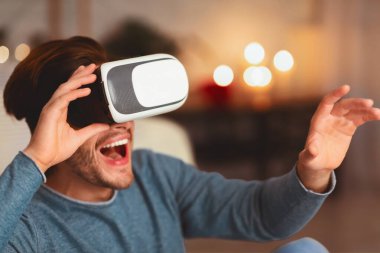 VR gözlüklü heyecanlı adam evde sanal gerçekliğin tadını çıkarıyor. Seçici Odaklanma
