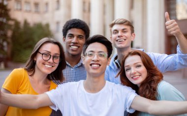 Neşeli Çok Kültürlü Öğrenciler Birlikte poz veriyorlar Açık Üniversite Binası 'nın yakınında selfie çekiyorlar. Üniversite Eğitimi Konsepti