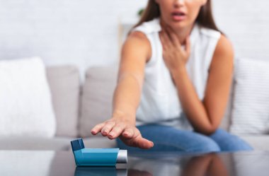 Kız Evde Kanepede Oturan Solunum Depresyonu Önleme Astım Inhaler için Ulaşan. Sığ Derinlik, Seçici Odak