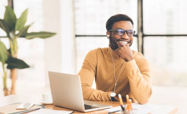 Rahatlama zamanı. Kulaklıklı tatmin olmuş afro adam ofiste müzik dinliyor, yan bakıyor, boş yer var.