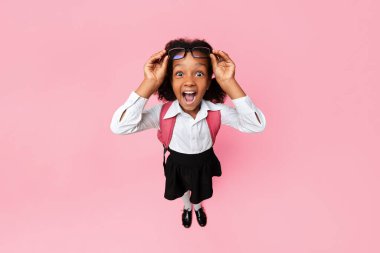 Sarı Stüdyo Arkaplan 'a bakarken afro-amerikan çığlığı attı. Okula geri dön. Yüksek Açı Atışı