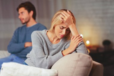 Ayrılık. Evde Kavga sonra Kanepede Kayıtsız Adam Yanında Oturan Sinirli Kadın. Seçici Odak