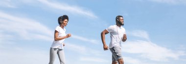 Genç Afro-Amerikan Çift Sabah Nehir yakınında Jogging. Panorama, Metin için Boş Alan
