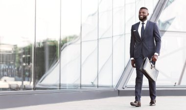 Pozitif Afro İşadamı Evrak Çantası ile Kentsel Alanda Yürüyüş. Kopyalama Alanı