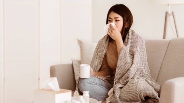 Halk Tıbbı. Battaniye Yenene Ve Burun Üfleme, Boş Alan Asıması Yla Ateşi Olan Hasta Kız