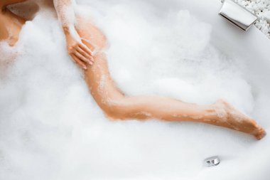 Banyo köpüklü kadın cesedi, üst manzara. Spa Otel 'de eğleniyor ve dinleniyorum.
