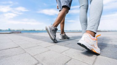 Jogging Konsepti. Tanımlanamayan Siyah Çift Bacakları Şehrin Nehir Kenarı boyunca akıyor. Panorama, Kırpılmış, Boş Alan
