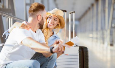 Akıllı telefonda seyahat uygulamasını kullanarak havaalanında sevgi dolu çift, kalkış için bekleyen, kopyalama alanı ile panorama