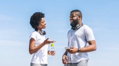 Koşu Programı. Afro-Amerikan Coach Guy Dışında Sabah Jog sırasında Kız Talking.