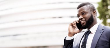 Mobil iletişim. Kendine güvenen Afro-Amerikan adam iş arama sahip zarif takım elbise giyiyor, kopya alanı