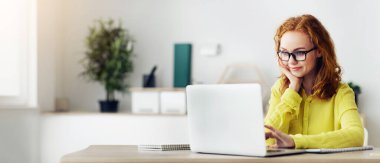 Uzak Görev Konsepti. Kıvırcık kızıl saçlı kadın evde çalışan dizüstünü kullanıyor, boşluğu kopyala