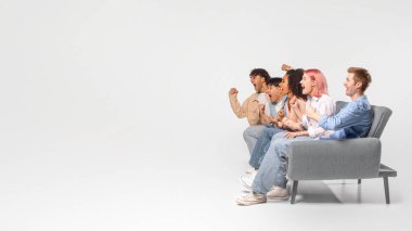 Beş arkadaştan oluşan bir grup gri bir kanepede oturup kamera dışı bir televizyon izliyorlar. Arkadaşların hepsi gündelik giyinmiş ve değişik saç şekilleri var.
