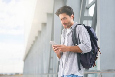 Çevrimiçi Kontrol. Havaalanı Terminalinde Sırt çantalı Milenyum Erkeğinin Portresi, Uçuş için Kayıt, Uzayı Kopyala