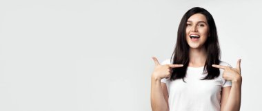 Bana Bak. Kendine Güvenen Kadın Kendini Beyaz Stüdyo Arka Plan Üzerinde Övünme Fingers Pointing. Panorama