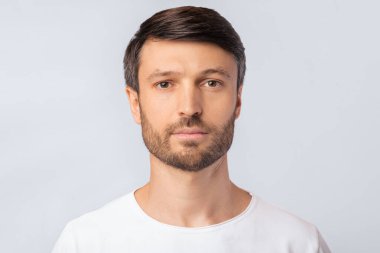 Pasaport Fotoğrafı. Beyaz stüdyo arka plan üzerinde kamera bakarak orta yaşlı adam portresi. Izole