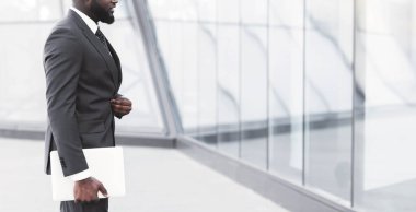 Şehirde Yürüyen Dijital Tablet Tutan Tanınmayan Afrikalı İş Adamı. Kırpılmış, Boş Alan