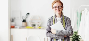 Mutlu moda tasarımcısı girişimci at Creative Studio Leading küçük Iş