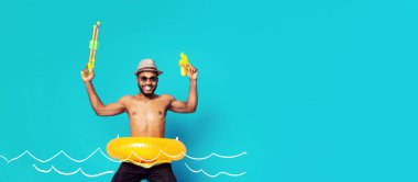 Yaz tatili konsepti. Mutlu afro-amerikan adam mayo ve şişme halka suda yüzen gibi su tabancaları ile atlama, dalgalar ve flippers çizilmiş