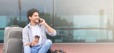 Otel transferini bekliyorum. Neşeli genç adam havaalanının yanında oturuyor, cep telefonuyla konuşuyor ve kahve içiyor.