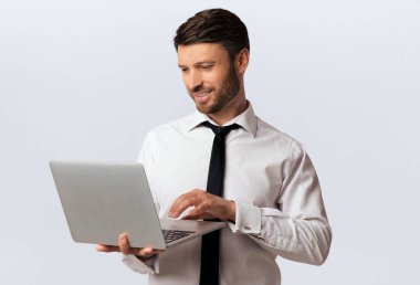 Pozitif İşadamı Beyaz Studio Arka Plan Over Laptop Üzerinde Çalışıyor. İş için Bilgisayar Yazılımı